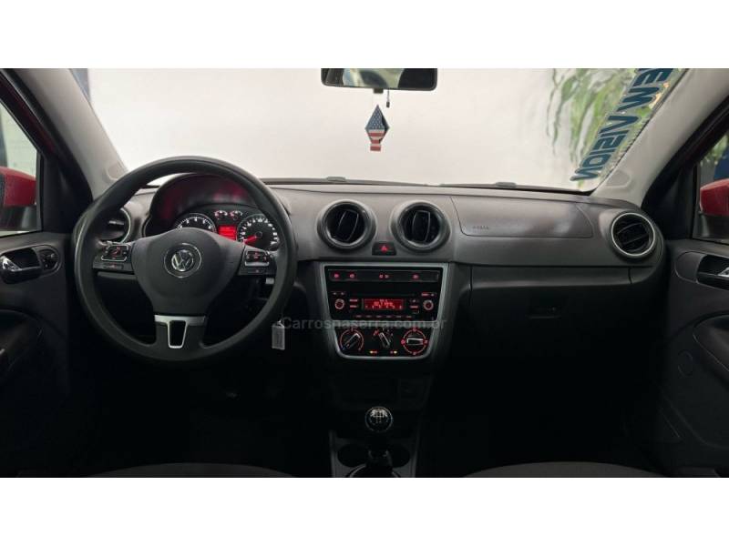 VOLKSWAGEN - VOYAGE - 2015/2016 - Vermelha - R$ 49.900,00