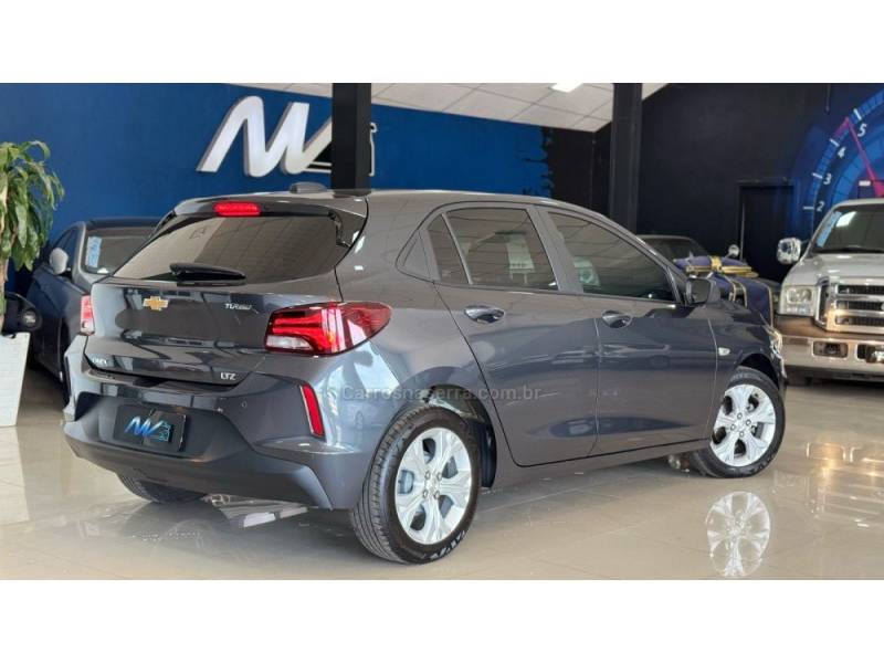 CHEVROLET - ONIX - 2023/2024 - Cinza - R$ 99.900,00