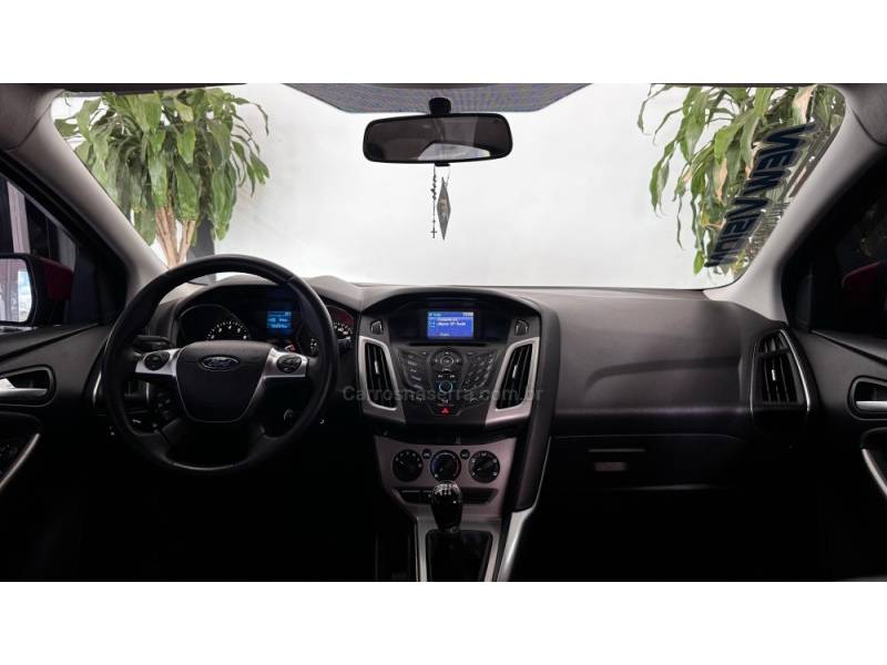 FORD - FOCUS - 2014/2015 - Vermelha - R$ 60.900,00