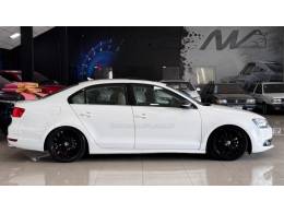 VOLKSWAGEN - JETTA - 2012/2013 - Branca - R$ 80.900,00
