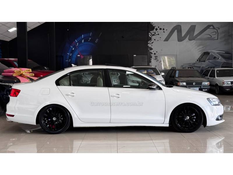 VOLKSWAGEN - JETTA - 2012/2013 - Branca - R$ 80.900,00