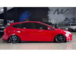 FORD - FOCUS - 2014/2015 - Vermelha - R$ 60.900,00