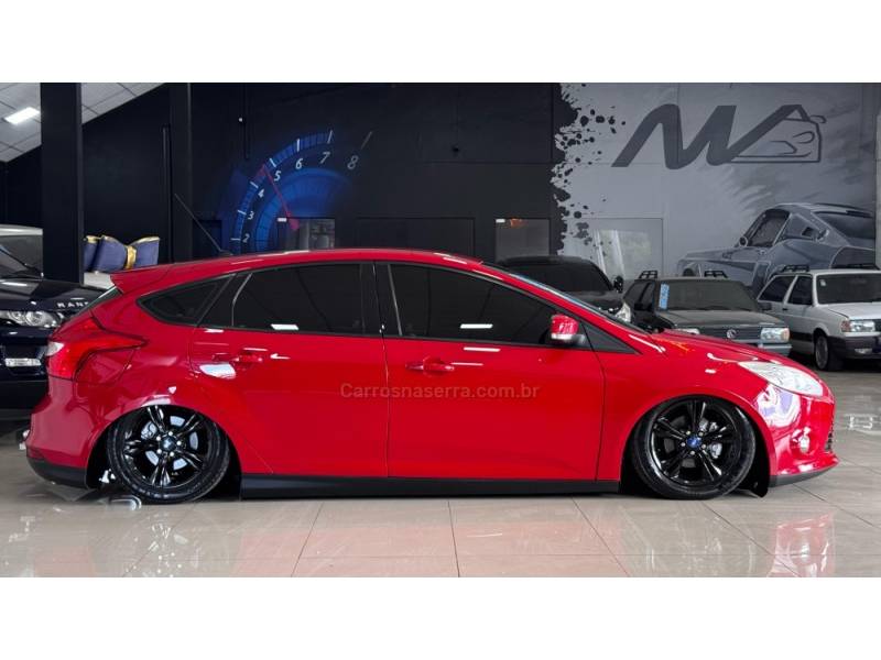FORD - FOCUS - 2014/2015 - Vermelha - R$ 60.900,00