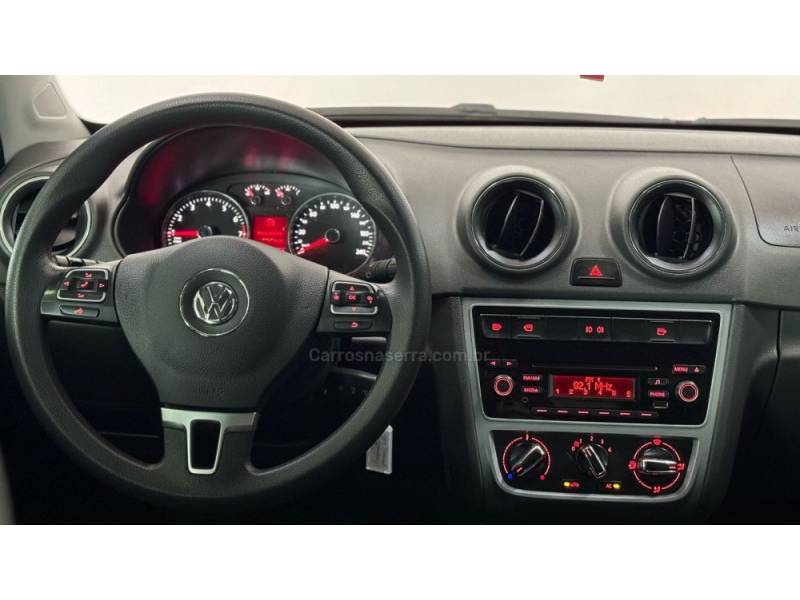 VOLKSWAGEN - VOYAGE - 2015/2016 - Vermelha - R$ 49.900,00