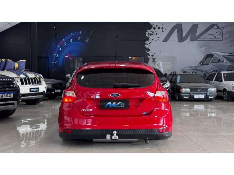 FORD - FOCUS - 2014/2015 - Vermelha - R$ 60.900,00
