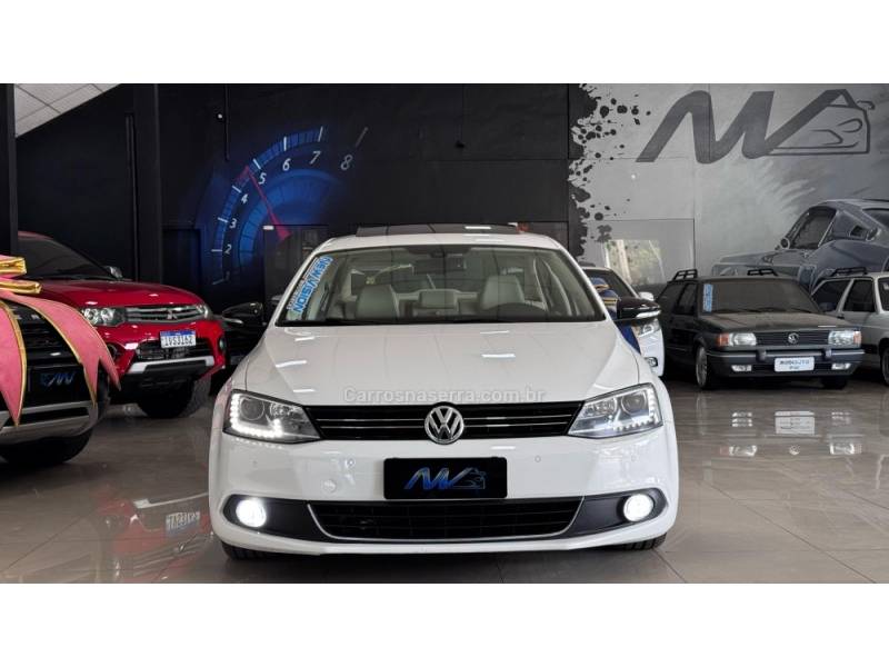 VOLKSWAGEN - JETTA - 2012/2013 - Branca - R$ 80.900,00