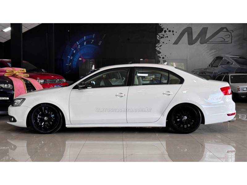 VOLKSWAGEN - JETTA - 2012/2013 - Branca - R$ 80.900,00