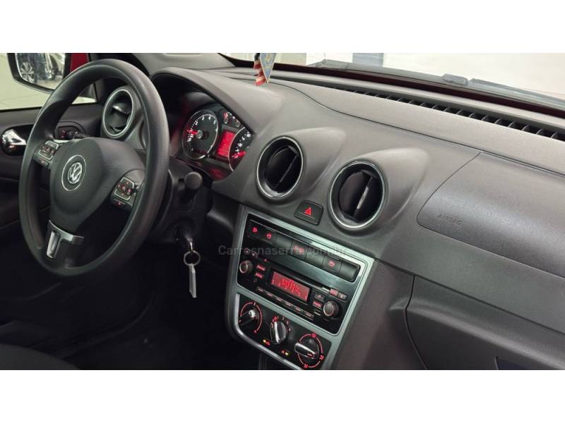VOLKSWAGEN - VOYAGE - 2015/2016 - Vermelha - R$ 49.900,00