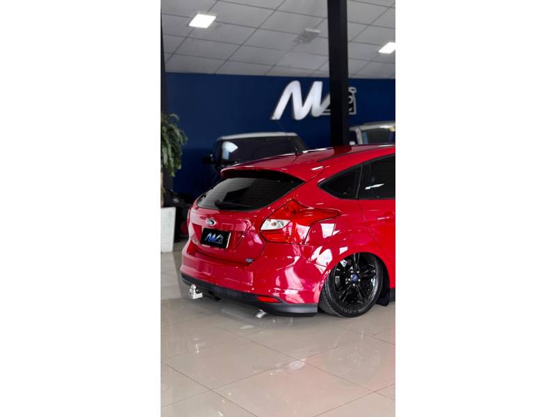 FORD - FOCUS - 2014/2015 - Vermelha - R$ 60.900,00