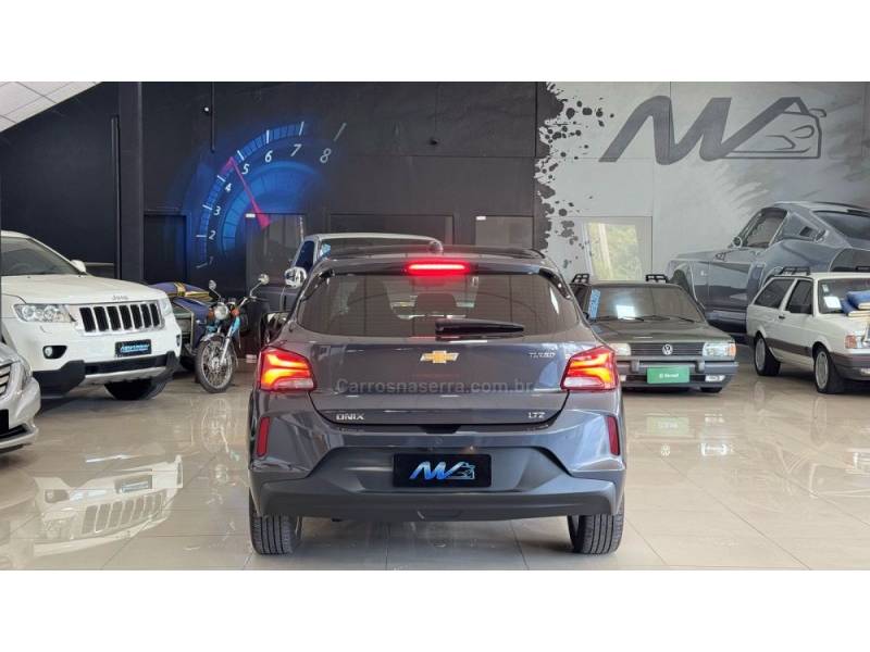 CHEVROLET - ONIX - 2023/2024 - Cinza - R$ 99.900,00