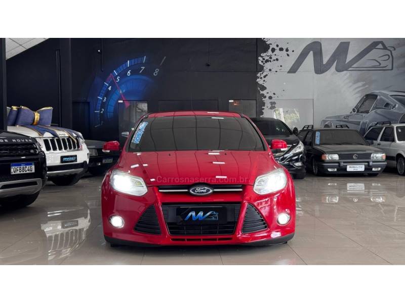 FORD - FOCUS - 2014/2015 - Vermelha - R$ 60.900,00