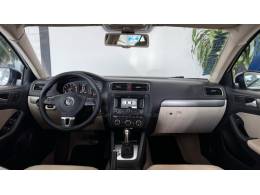 VOLKSWAGEN - JETTA - 2012/2013 - Branca - R$ 80.900,00