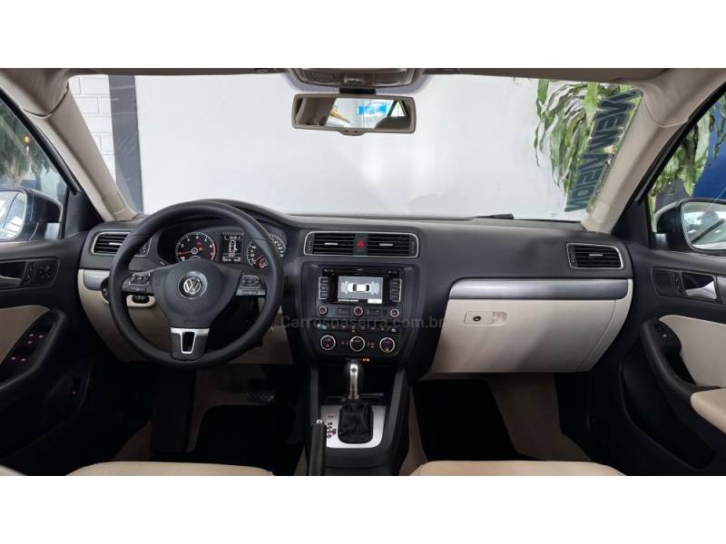 VOLKSWAGEN - JETTA - 2012/2013 - Branca - R$ 80.900,00