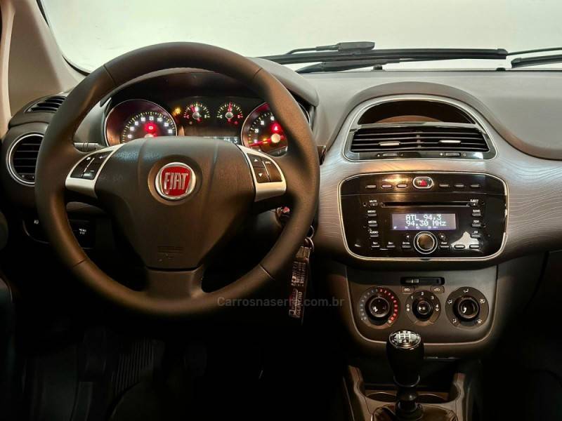 FIAT - PUNTO - 2015/2016 - Vermelha - R$ 49.900,00