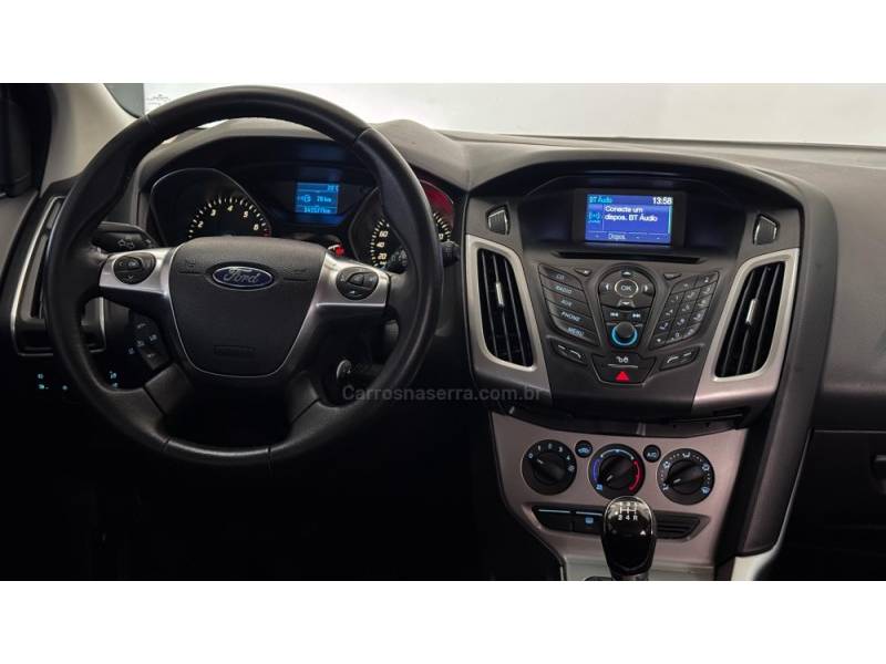 FORD - FOCUS - 2014/2015 - Vermelha - R$ 60.900,00
