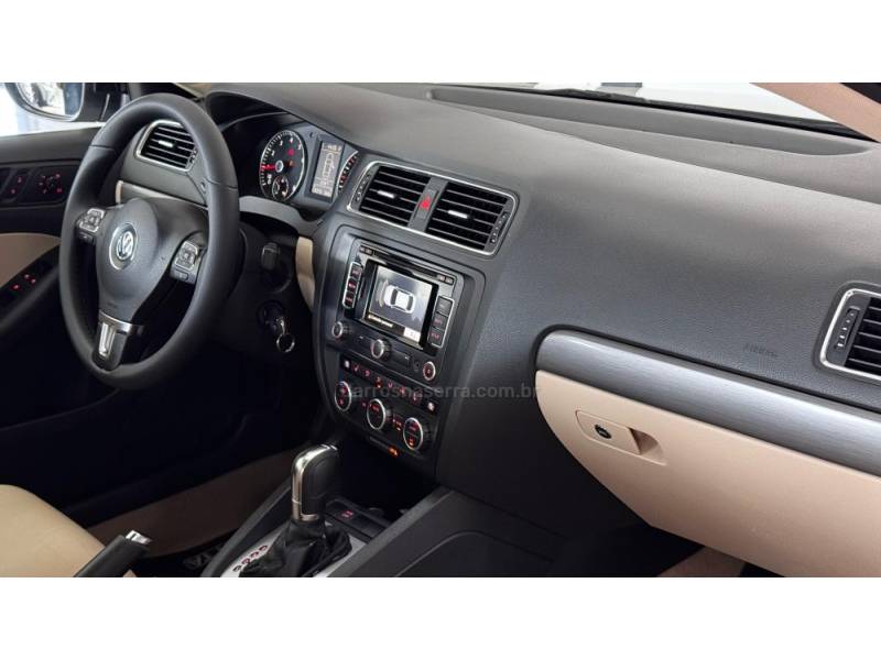 VOLKSWAGEN - JETTA - 2012/2013 - Branca - R$ 80.900,00