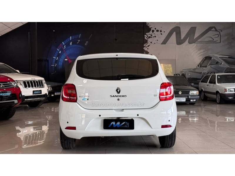 RENAULT - SANDERO - 2018/2018 - Branca - R$ 47.900,00