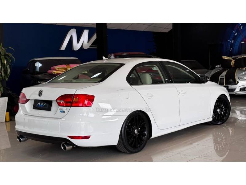 VOLKSWAGEN - JETTA - 2012/2013 - Branca - R$ 80.900,00