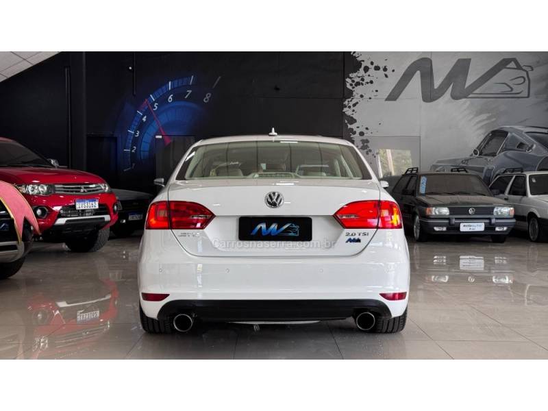 VOLKSWAGEN - JETTA - 2012/2013 - Branca - R$ 80.900,00