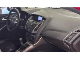 FORD - FOCUS - 2014/2015 - Vermelha - R$ 60.900,00