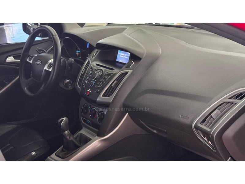 FORD - FOCUS - 2014/2015 - Vermelha - R$ 60.900,00