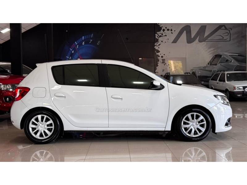 RENAULT - SANDERO - 2018/2018 - Branca - R$ 47.900,00